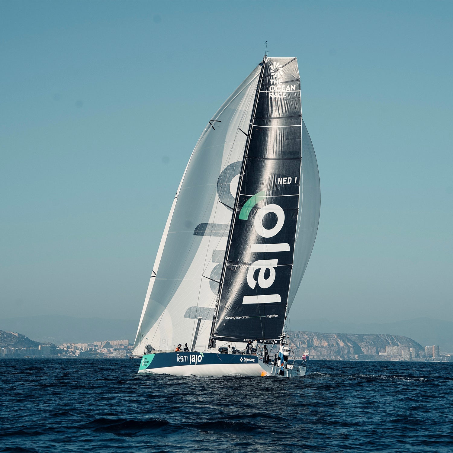 Landscape photo of the Team Jajo boat out in the ocean.//© Team Jajo | Brend Schuil